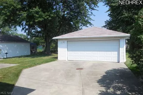 827 Pendley Rd, Willowick, OH 44095 photo 2