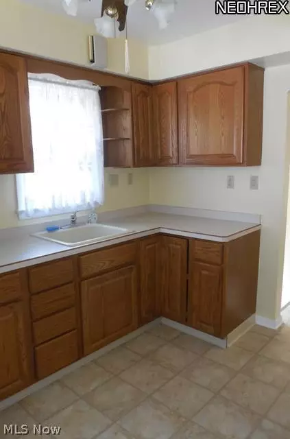827 Pendley Rd, Willowick, OH 44095 photo 8