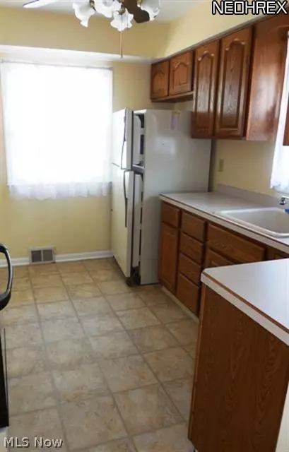 827 Pendley Rd, Willowick, OH 44095 photo 5