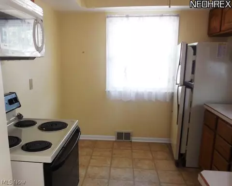827 Pendley Rd, Willowick, OH 44095 photo 7