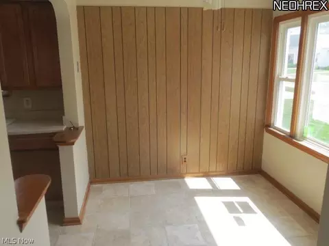 8204 Ivandale Dr, Parma, OH 44129 photo 4