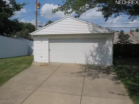 8204 Ivandale Dr, Parma, OH 44129 photo 12