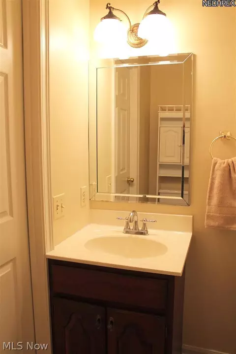 411 E Barrington Dr, Chardon, OH 44024 photo 5
