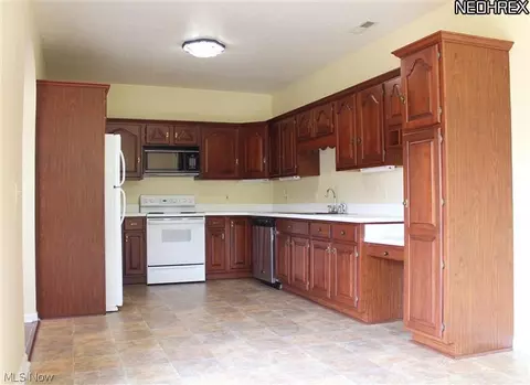 411 E Barrington Dr, Chardon, OH 44024 photo 8
