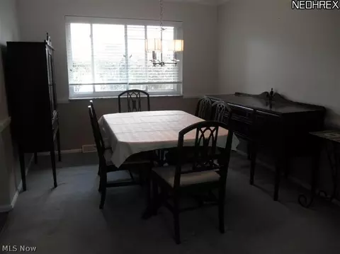 285 Robin Dr, Berea, OH 44017 photo 4