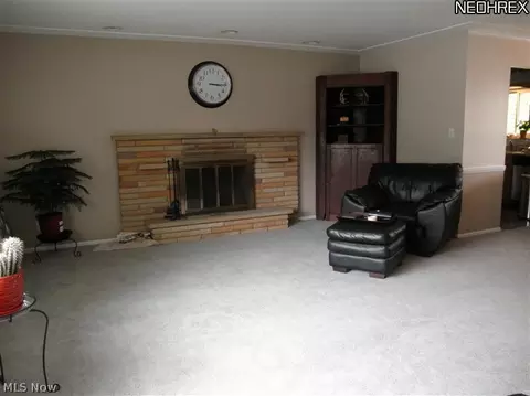 285 Robin Dr, Berea, OH 44017 photo 2
