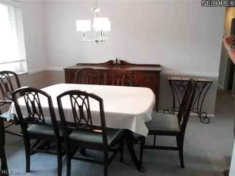 285 Robin Dr, Berea, OH 44017 photo 3