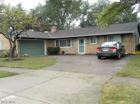 285 Robin Dr, Berea, OH 44017 photo 1