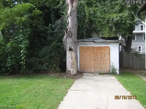 856 Chalker St, Akron, OH 44310 photo 3
