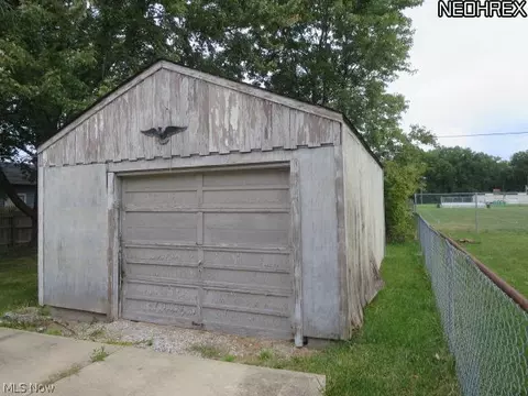 375 Roosevelt Ave, Elyria, OH 44035 photo 3