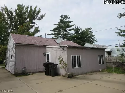 375 Roosevelt Ave, Elyria, OH 44035 photo 2