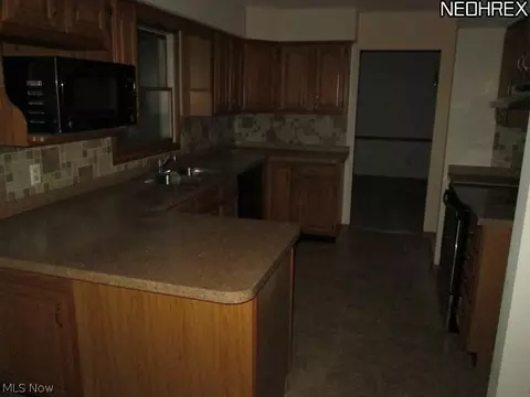 668 Calann Dr, Elyria, OH 44035 photo 3