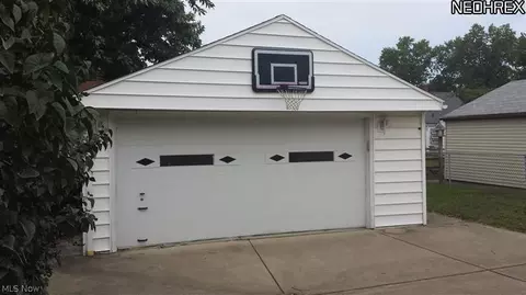 30065 Phillips Ave, Wickliffe, OH 44092 photo 2