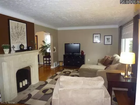 400 E 214th St, Euclid, OH 44123 photo 3