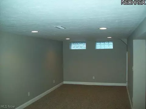 2823 Commonwealth Dr, Parma, OH 44134 photo 9