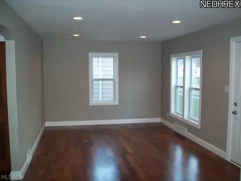 2823 Commonwealth Dr, Parma, OH 44134 photo 2
