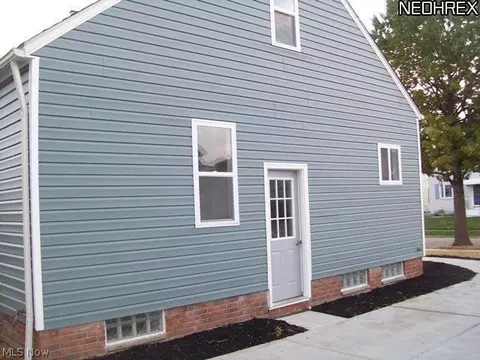 2823 Commonwealth Dr, Parma, OH 44134 photo 12