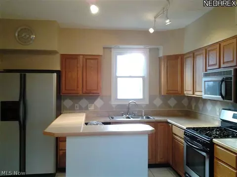 225 Bath St, Elyria, OH 44035 photo 7