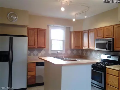 225 Bath St, Elyria, OH 44035 photo 6
