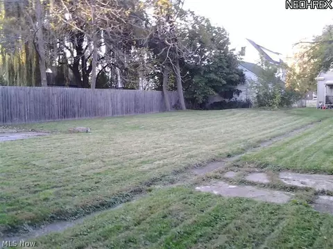 225 Bath St, Elyria, OH 44035 photo 3