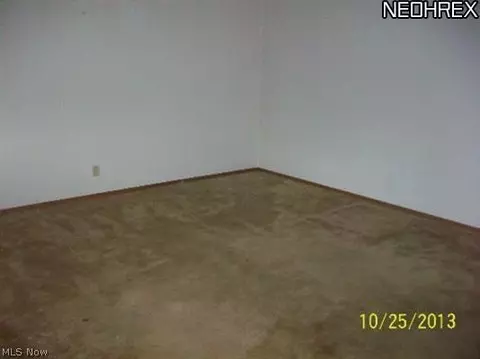 632 E 300th St, Willowick, OH 44095 photo 4