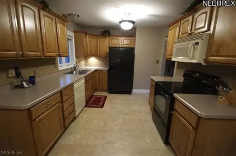 36050 Maplegrove, Willoughby Hills, OH 44092 photo 2