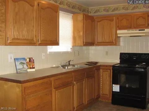 883 E Wilbeth Rd, Akron, OH 44306 photo 4