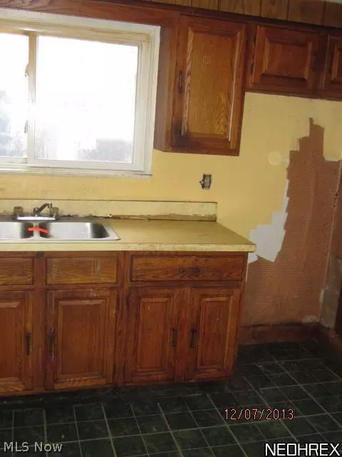 869 Peerless Ave, Akron, OH 44320 photo 14