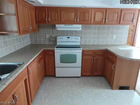 2995 Walbridge Dr, Akron, OH 44319 photo 4