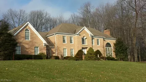 586 Pine Point Dr, Akron, OH 44333 photo 1