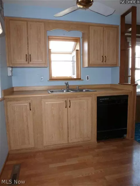 29216 Edgewood Dr, Willowick, OH 44095 photo 2