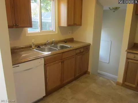 6417 Hio Dr, Brook Park, OH 44142 photo 2
