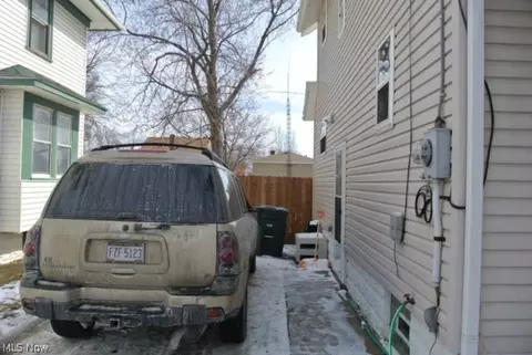 927 Ada St, Akron, OH 44306 photo 2