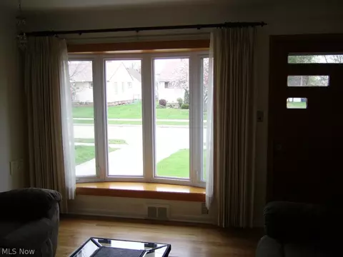 31606 Royalview Dr, Willowick, OH 44095 photo 3