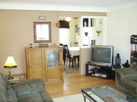 31606 Royalview Dr, Willowick, OH 44095 photo 2