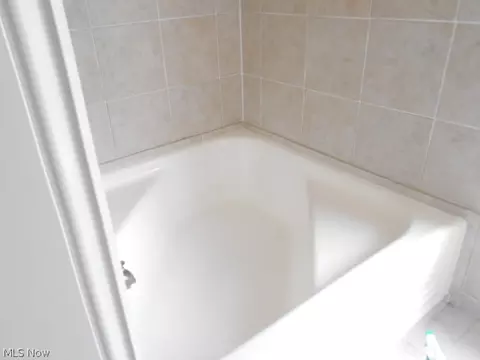 261 E 210th St, Euclid, OH 44123 photo 9