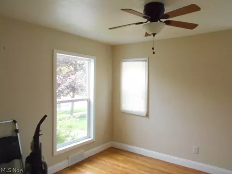 261 E 210th St, Euclid, OH 44123 photo 4