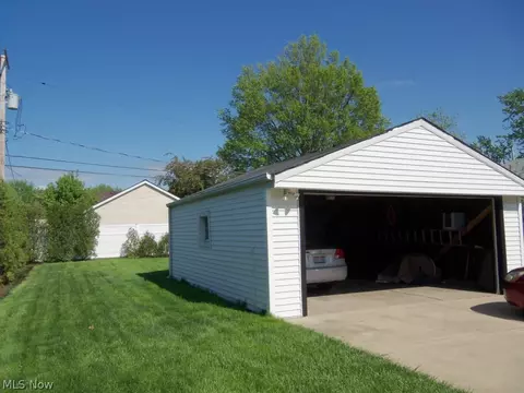 331 Woodmere Dr, Willowick, OH 44095 photo 2