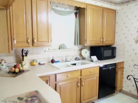 331 Woodmere Dr, Willowick, OH 44095 photo 4