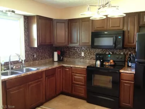 368 Naples Dr, Elyria, OH 44035 photo 3