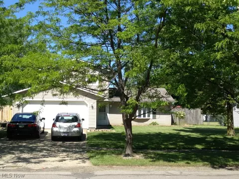 368 Naples Dr, Elyria, OH 44035 photo 2