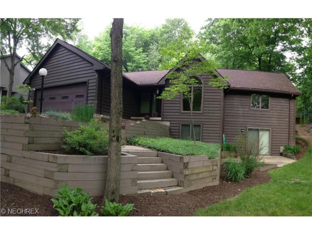 1040 Perry Dr, Akron, OH 44313 photo 1