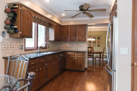 366 Crestview Dr, Elyria, OH 44035 photo 9