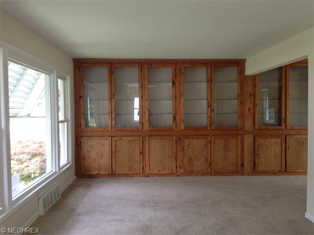 545 Crescent Dr, Willowick, OH 44095 photo 4