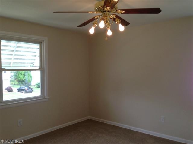 545 Crescent Dr, Willowick, OH 44095 photo 10