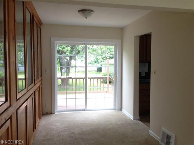 545 Crescent Dr, Willowick, OH 44095 photo 5
