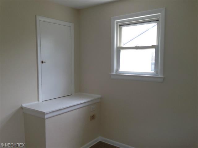 545 Crescent Dr, Willowick, OH 44095 photo 9