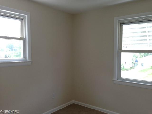 545 Crescent Dr, Willowick, OH 44095 photo 8