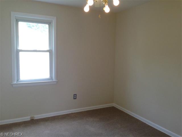 545 Crescent Dr, Willowick, OH 44095 photo 7