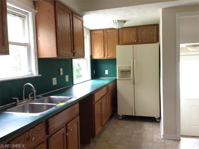 545 Crescent Dr, Willowick, OH 44095 photo 6